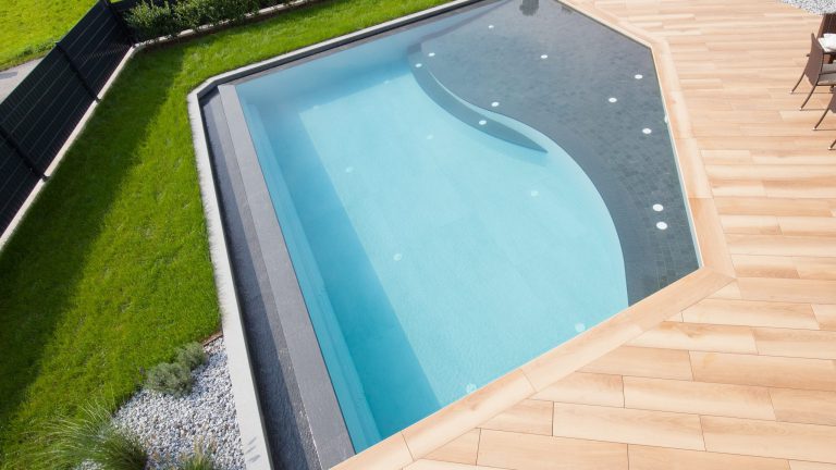 Pool mit Strandeingang, Keramik- und Natursteinboden