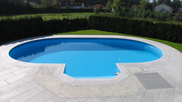 Ovalpool, Folie adriablau, mit Rechtecktreppe