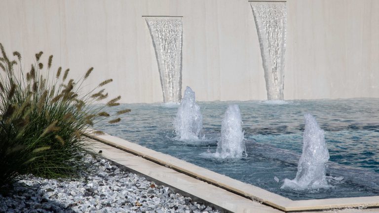 Pool mit Splashdown-Düsen und Wasserfall