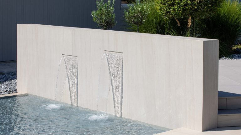 Pool mit Wasserfall