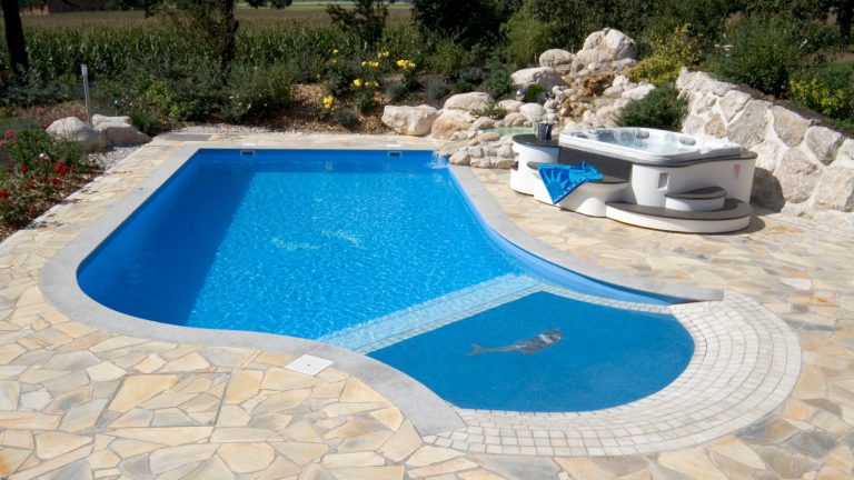 Beispiel für Schwimmbecken mit LED Poolbeleuchtung und Strandeingang - Happy-pool