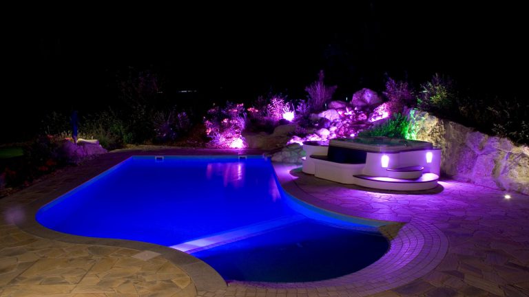 Beispiel für Schwimmbecken mit LED Poolbeleuchtung und Strandeingang - Happy-pool