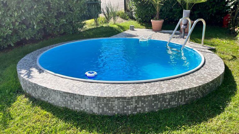 Rundpool adriablaue Folie in Garten