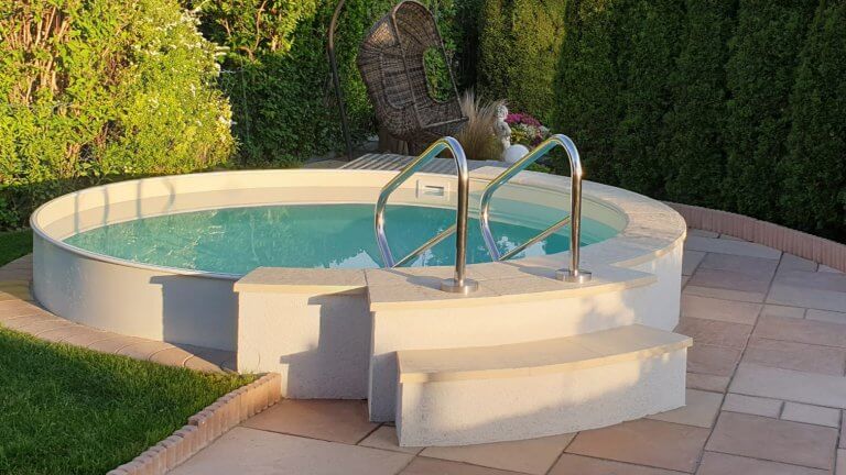 Rundpool sandfarbene Folie und Einstiegstreppe