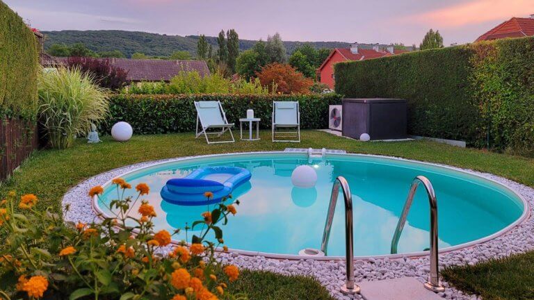 Rundpool sandfarbene Folie in Garten