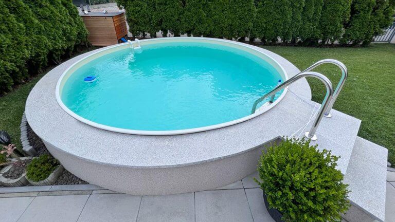Bild eines Rundpools mit sandfarbener Folie