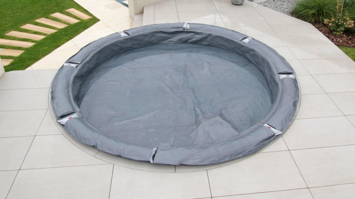 Bild einer Winterabdeckung mit Wassersäcken auf einem Rundpool 