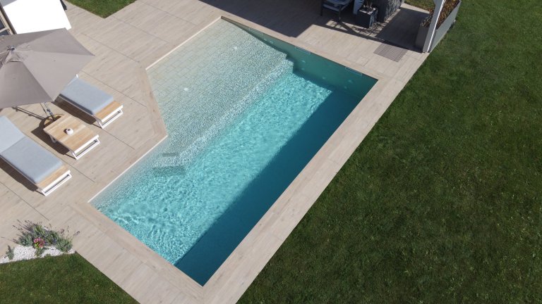 Rechteckpool mit Strandeingang, Folie Touch Sublime, Strandeingang mit Feinsteinzeugverkleidung