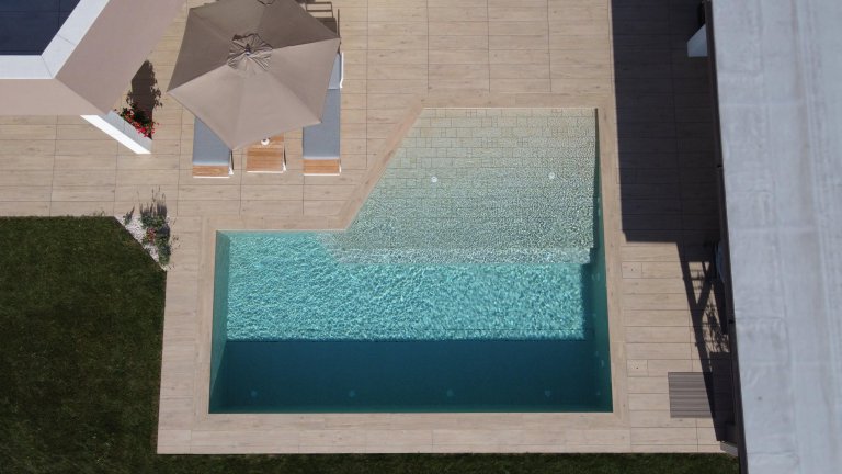 Rechteckpool mit Strandeingang, Folie Touch Sublime, Strandeingang mit Feinsteinzeugverkleidung