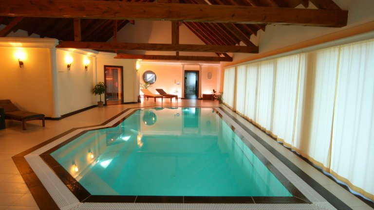 Indoor-Pool mit LED Poolbeleuchtung und weißer Poolfolie - Happy-pool