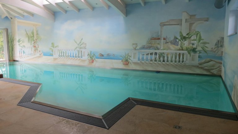 Indoorpool mit Heller Folie