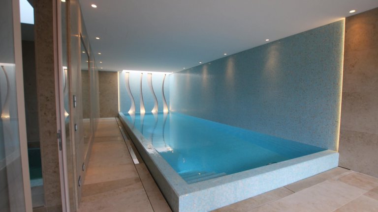 Modernes Schwimmbecken mit einer minimalistischen Gestaltung.