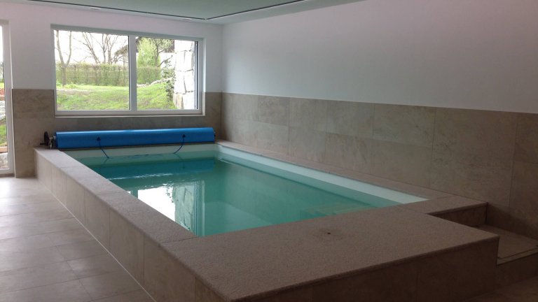 Indoor-Pool mit LED Poolbeleuchtung und weißer Poolfolie - Happy-pool