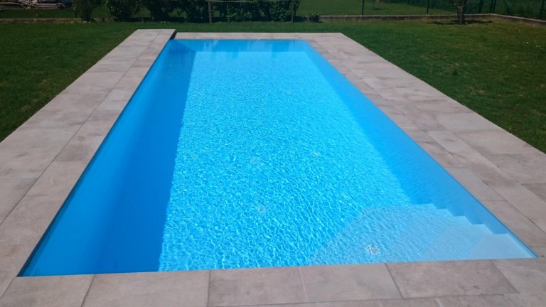 Rechteckpool mit Folienauskleidung in blau und innenliegender Treppe