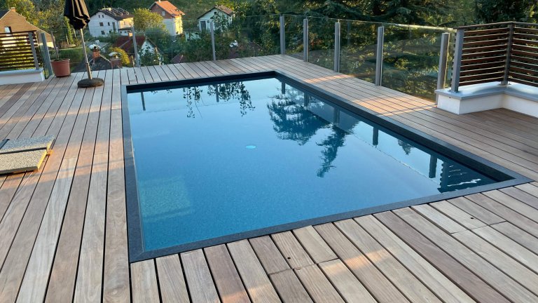 Elegantes Schwimmbad mit Touch Prestige Folie und Holzumrandung