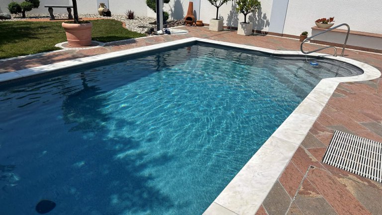 Moderner Rechteckpool mit Römertreppe | Schwimmbadbau | Poolfolie | Blauer Pool