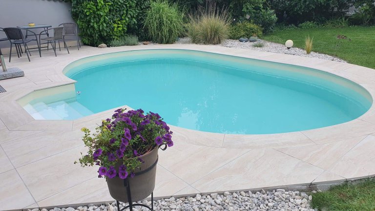 Ovaler Pool mit sandfarbener Folie und Sonnenterasse
