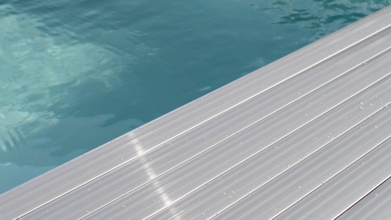 Silber Rollabdeckung für Schwimmbecken.