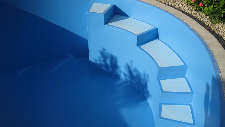 Ovalpool mit Einstiegstreppe