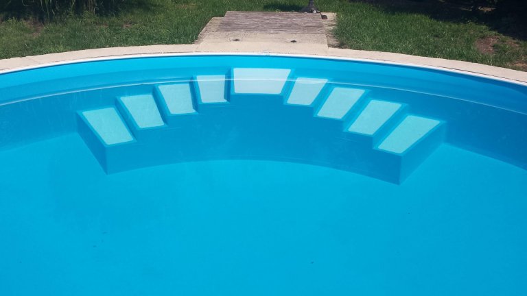 Treppe in Rundpool