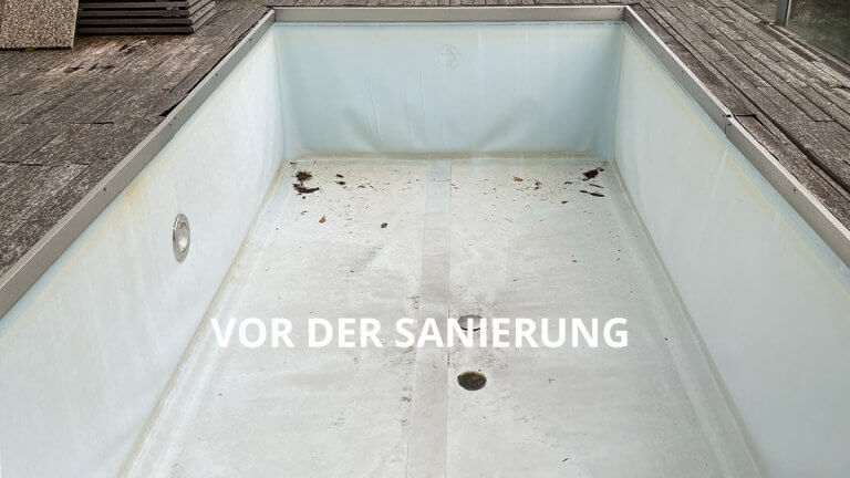 Leerer Swimmingpool mit beschädigter Folie vor der Sanierung.