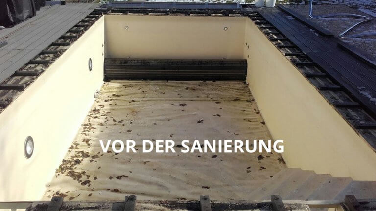 Stark verschmutzter Swimmingpool vor der Sanierung.