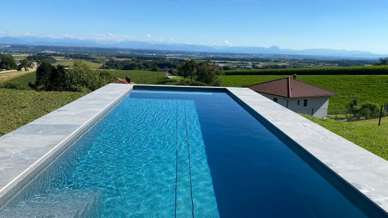 Moderner, rechteckiger Infinity-Pool mit Folie Touch Prestige.