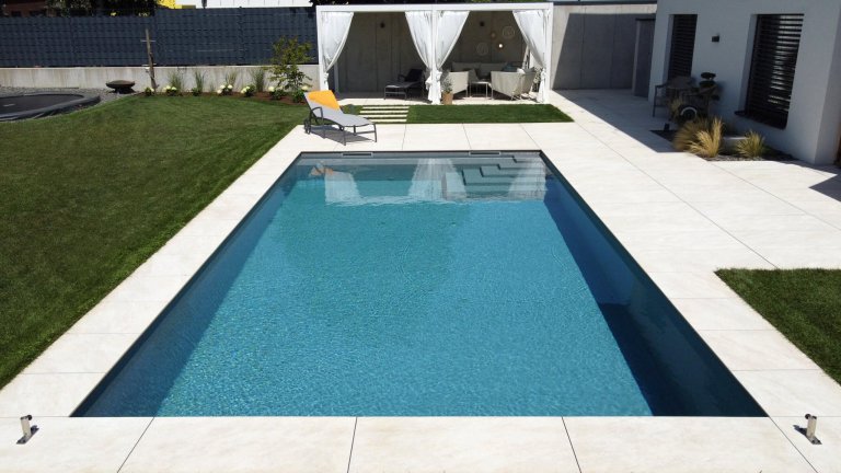 Rechteckpool mit Folie Touch Prestige grau, mit Einbautreppe, mit Flachskimmer