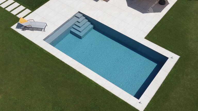 Rechteckpool mit Folie Touch Prestige grau, mit Einbautreppe, mit Flachskimmer