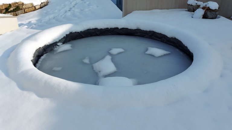 Bild einer Winterabdeckung auf einem Rundpool mit Schnee