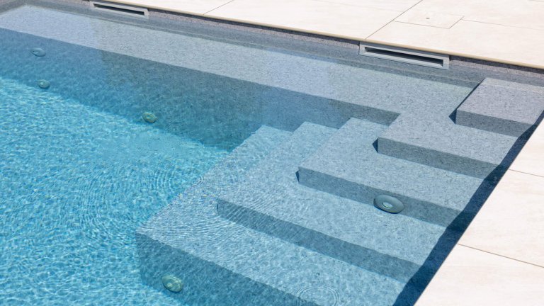 Rechteckpool mit Folie Touch Prestige, innenliegender Treppe mit Sitzbank und Flachskimmer