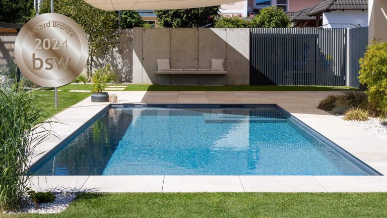 bsw 2024 Award Bronze Gewinner Moderner, rechteckiger Infinity-Pool