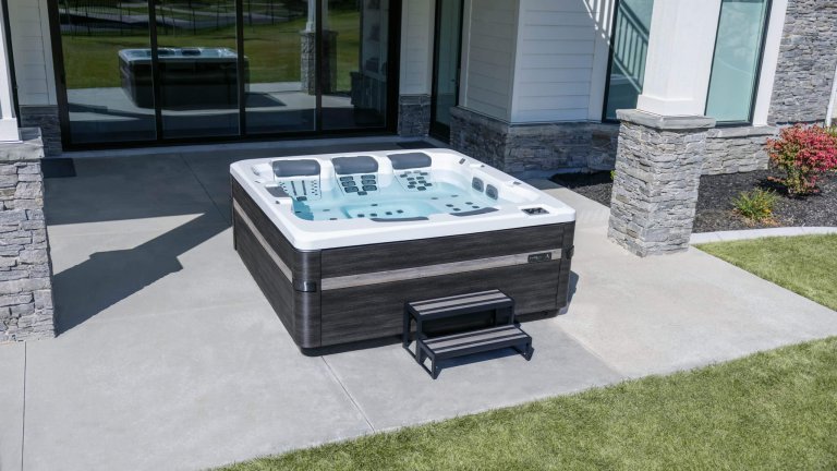 Whirlpool A-Serie Produktfoto in Garten