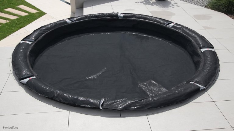 Winterabdeckung mit Wassersäcken für Rundpool
