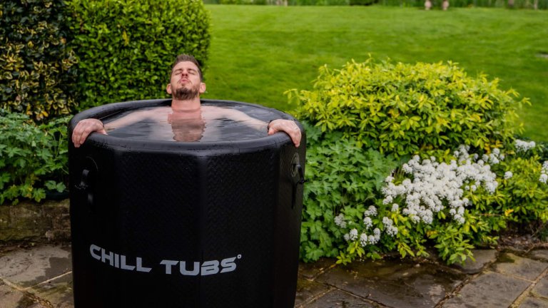 Eisbaden im Chill Tub Essential Bath