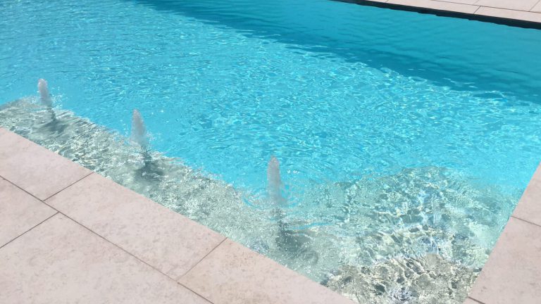 Pool mit Splashdown-Düsen