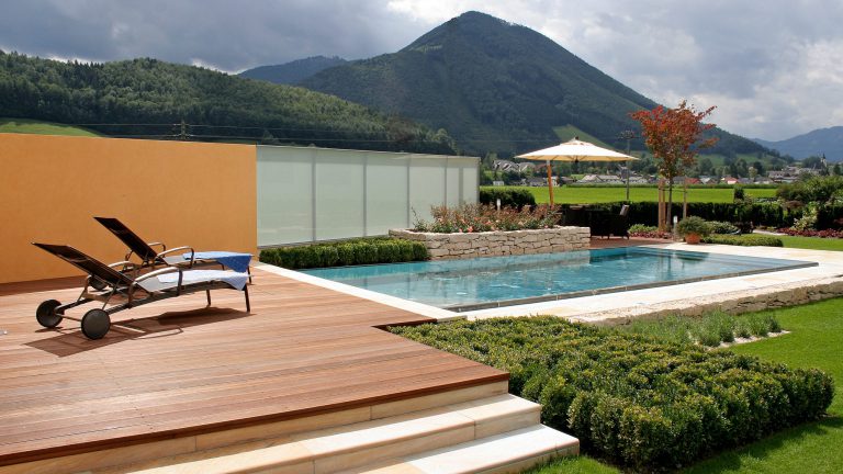 Gartenanlage mit teilausgekleidetem Pool
