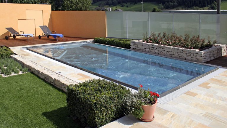 Rechteckpool mit Teil Natursteinauskleidung