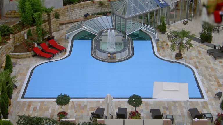 Rollabdeckung blau auf gewerblichen Schwimmpool