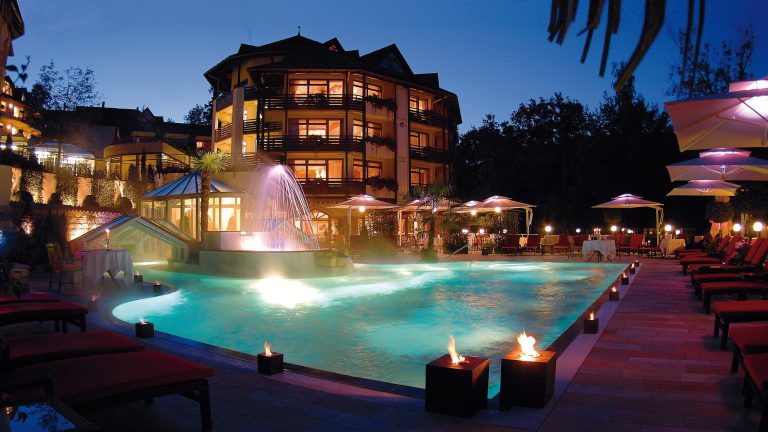 Beispiel für Hotelpool mit Poolbeleuchtung und Springbrunnen - Happy-pool