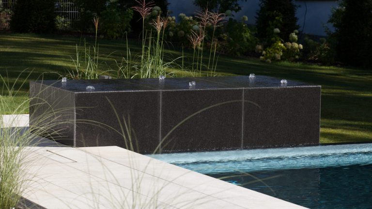 Pool mit Wasserblock Wasserattraktion