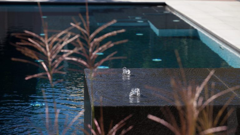 Pool mit Wasserblock Wasserattraktion