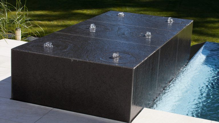 Pool mit Wasserblock Wasserattraktion