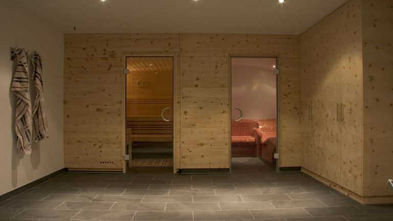 Dampfbad und Sauna im Wellnessraum