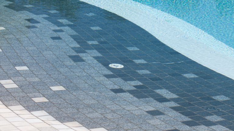 Pool mit Strandeingang