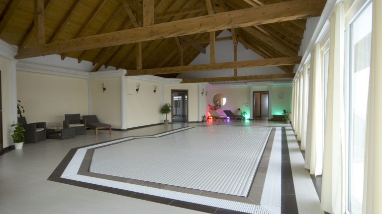 Rollabdeckung weiß Indoorpool