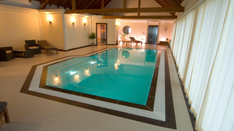 Beispiel für Indoor-Pool mit LED Poolbeleuchtung und weißer Poolfolie - Happy-pool