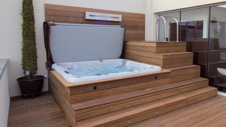 Whirlpool mit Holzverkleidung