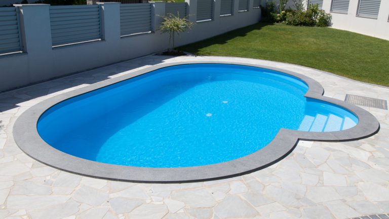 Ovalpool, Folie adriablau, mit Römertreppe