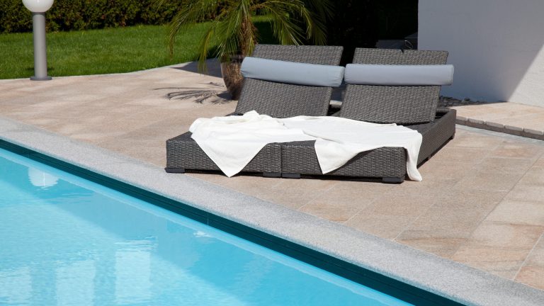 Poolrand-Gestaltung inkl. Vertikalstein bei Rechteckpool mit Überlauf und hellblauer Poolfolie - Happy-Pool